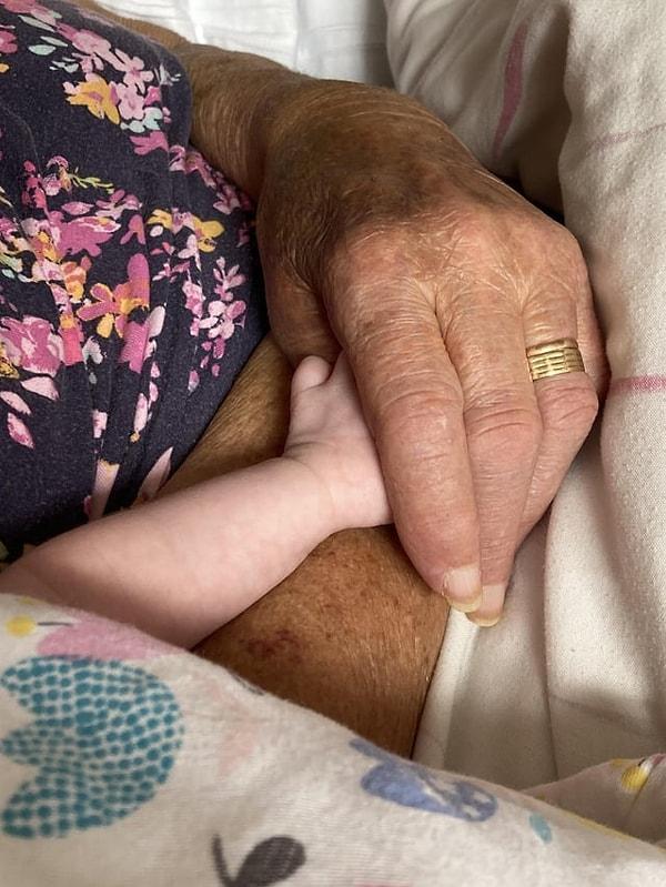 13. "Yeni doğan bebeğim ve 91 yaşındaki büyük büyükannesi el ele tutuşup uyuyakaldı..." 🥰