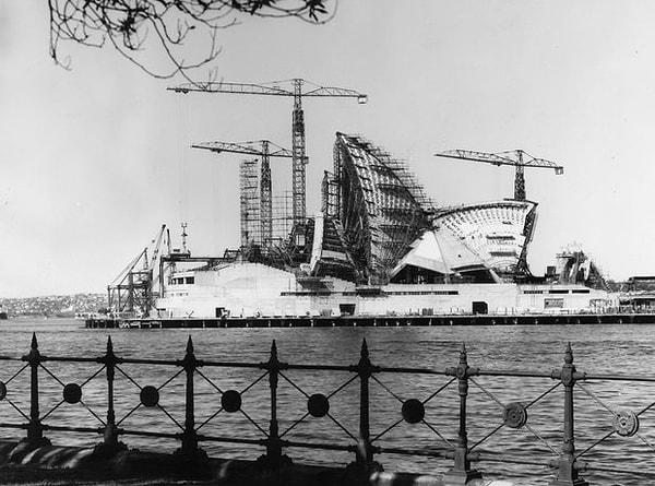 İnşaat 1959'da başladı fakat denizin kenarında ayer alması ve tasarımın da karışık olmasından dolayı inşaat beklendiğinden daha zorlu bir şekilde ilerliyordu.
