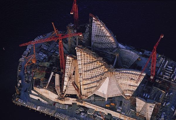 İnşaat, sonunda 1973'te tamamlandı ve Sidney Opera Binası 20 Ekim 1973'te Kraliçe II. Elizabeth'in katılımıyla resmi olarak açıldı.