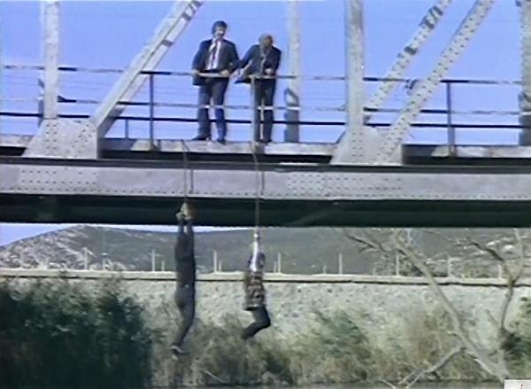 Bilal adamlarına baba ve kızı köprüye asmaları talimatını verir. Adamlar gittikten sonra köprüden geçen bir tren halatları kopartır ve baba kızın suya düşmesine sebep olur.