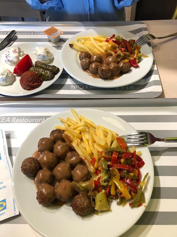 IKEA İsveç restoranına gidip köfte yiyen çift, X'te takipçileriyle bu tatlı anı paylaşmış.