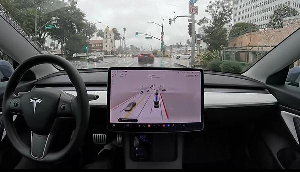 Tesla'nın bugüne dek biriktirdiği 10 milyonun üzerindeki gerçek sürüş videosunun yapay zeka tarafından analiz edilmesiyle ortaya çıkan yeni yazılımla kontrolü tamamen otopilota bırakılıyor.