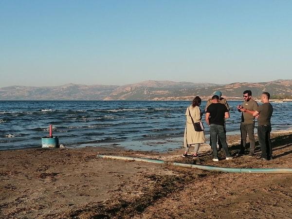 Yapılan incelemenin ardından gölün sahil kısmından 15 metre uzaklığında ve 30-40 santimetre derinlikte olan 9 adet cismin el bombası olduğu tespit edildi.