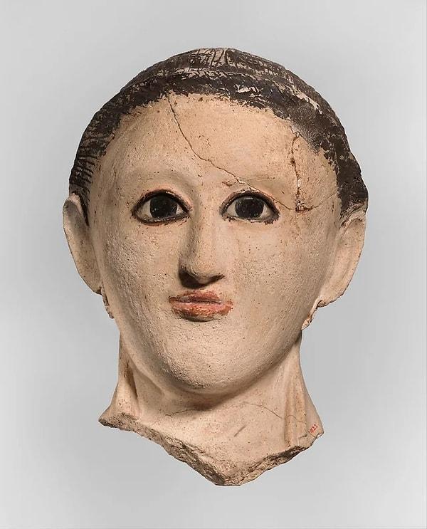 12. MS 300'lü yıllarda Roma dönemindeki Mısır'dan kalma alçıdan yapılma cenaze maskesi.