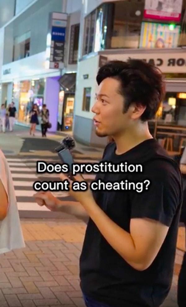 Japonya sokaklarında Japon kadınlara "Geneleve gitmek aldatmak sayılır mı?" sorusu yöneltildi.