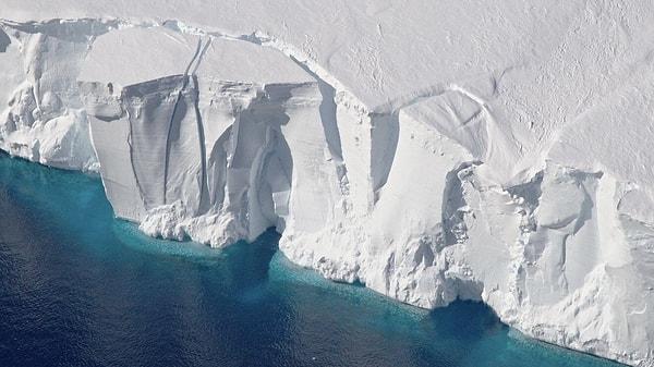 ABD Ulusal Kar ve Buz Veri Merkezi tarafından incelenen Antarktika'ya ait uydu verilerine göre, bölgedeki deniz buzu seviyesi küresel ısınma nedeniyle tarihinin en düşük seviyesini görmüş durumda.