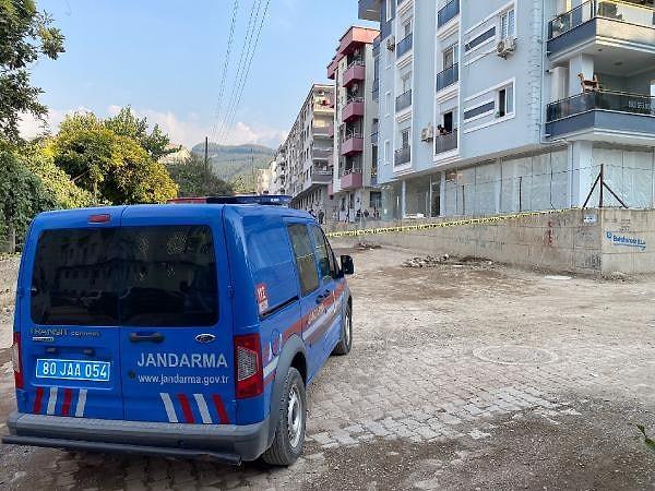 Osmaniye İl Jandarma Komutanlığı ekipleri, Fakıuşağı Mahallesi 45012 Sokak'ta uyuşturucu madde imal ve ticareti yaptığı tespit edilen Adil D.'nin evine operasyon düzenledi.
