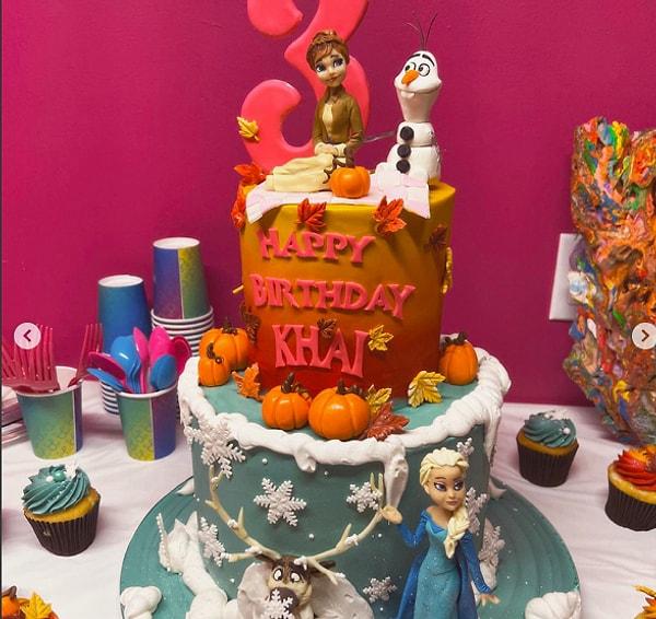 Doğum günü pastasını da paylaşan ünlü model, "Bu hafta 3. yaşı kutluyorduk" açıklamasını yaptı.