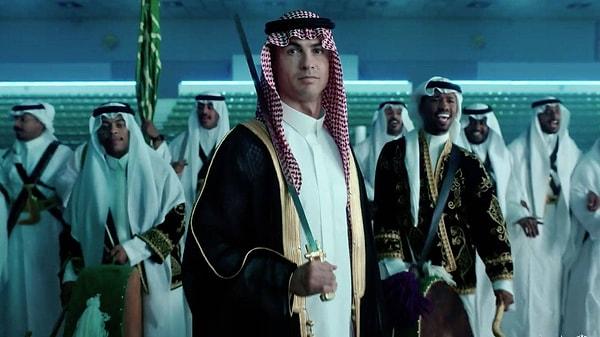 Suudi Arabistan'ın En-Nasr takımında forma giyen oyuncu, takım arkadaşlarıyla birlikte 23 Eylül Suudi Arabistan Milli Günü için geleneksel 'bişt' ve 'kufiyye' kıyafetlerini giydi.