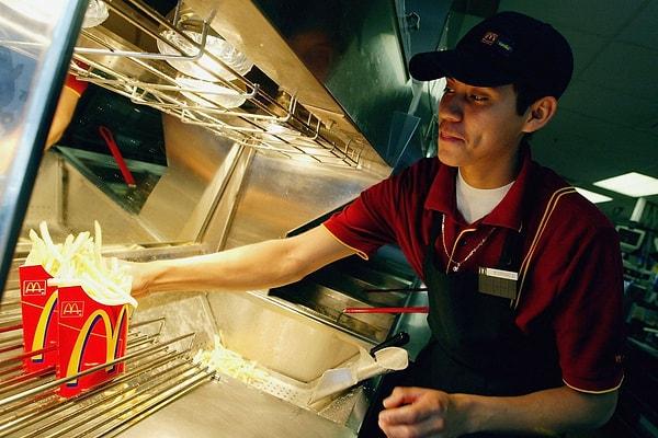 10. "Fast food çalışanları ellerini gerektiği kadar sık yıkamazlar ve hasta olsalar bile nadiren hasta olduklarını bildirirler."