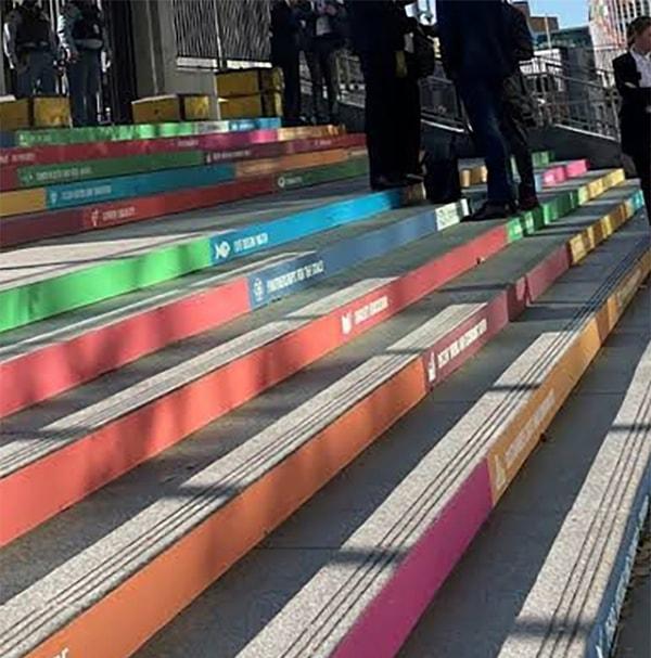 Erdoğan kurulun yapıldığı binadaki merdivenleri de LGBT sembolü zannetti.