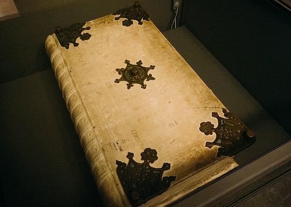 Codex Gigas, günümüzde Stockholm'deki İsveç Ulusal Kütüphanesi’nde saklanmaktadır.