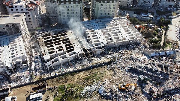 Toplam 250 daireden oluşan rezidansta yüzlerce kişi hayatını kaybetti.