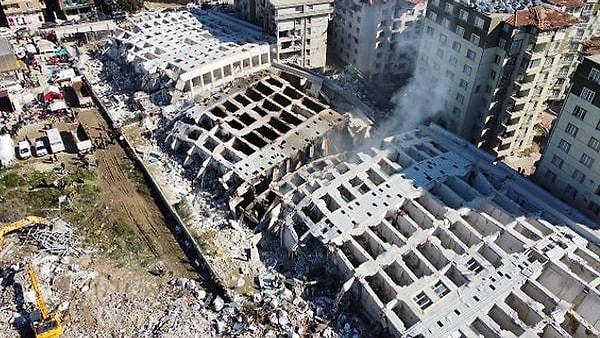 Hatay’da, Kahramanmaraş merkezli depremlerde yıkılarak yüzlerce insana mezar olan Rönesans Rezidans'ın mühendislerinden E.D. çıkarıldığı mahkemece tutuklandı.
