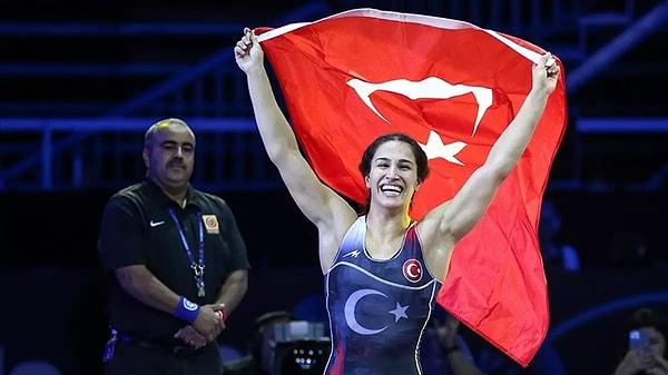 Sırbistan'da düzenlenen 2023 Dünya Güreş Şampiyonası'na Buse Tosun Çavuşoğlu damga vurdu. Milli sporcumuz kadınlar 68 kiloda mücadelesimde altın madalya kazandı.