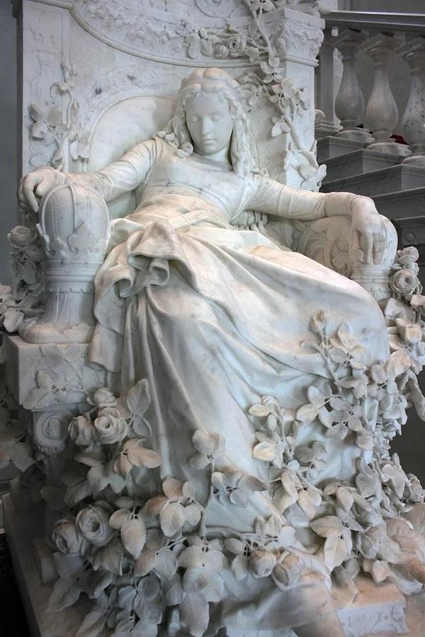 9. 1878 yılında heykeltıraş Louis Sussman-Hellborn tarafından yapılan uyuyan güzel heykeli.
