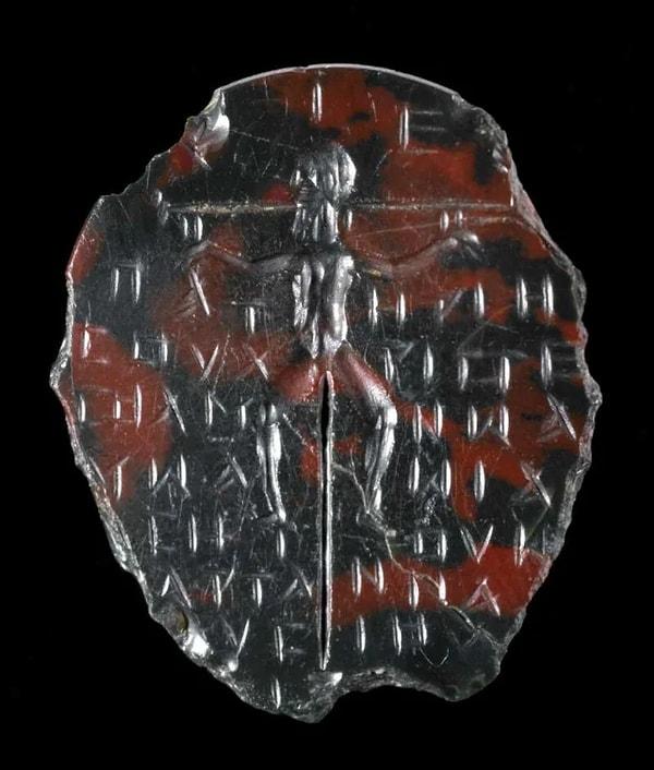 14. M.S 3. Yüzyıldan kalma çarmıha gerilmiş bir Hz. İsa figürü ile Yunanca yazılmış bir Hıristiyan büyüsü içeren bir mücevher.