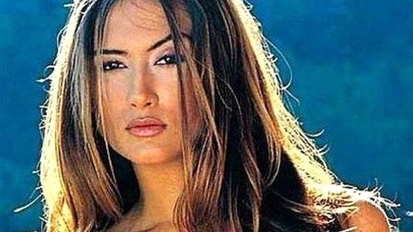 2000'li yıllarda televizyon dizilerindeki kötü kadın karakterleriyle hepimizin hafızasına kazınan bir oyuncu olan Özgül Kavruk.