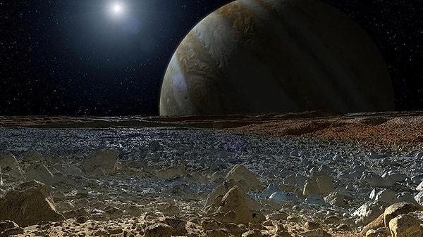 James Webb'in uyduda yaptığı araştırmalar, Europa'daki karbondioksitin Tara Regio adlı jeolojik olarak genç bir bölgede bol miktarda bulunduğunu gösteriyor. Söz konusu bölgede buzlu katman ile yüzey altı okyanusu arasında sürekli bir malzeme alışverişinin olduğu da ortaya çıkan bulgular arasında.