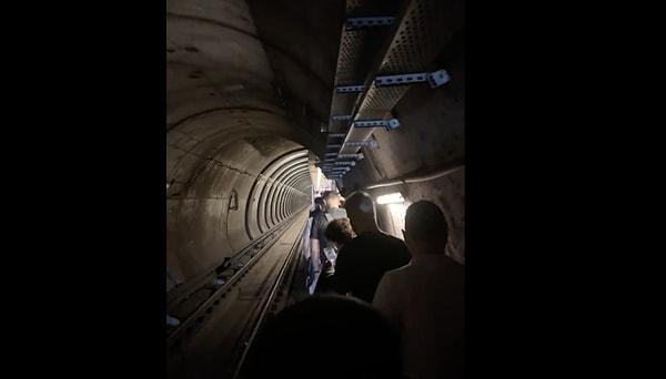 Yaklaşık 1 saat süren çalışmaların ardından metro seferleri normale dönerken, tünellerde yürümek zorunda kalan vatandaşlar belediye yönetimine Twitter'dan tepki gösterdi.