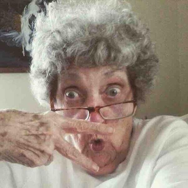5. "En iyi arkadaşımın büyükannesi (83 Yaşında) bugün Facebook'ta kendine bir profil oluşturdu. Bu onun profil fotoğrafı"