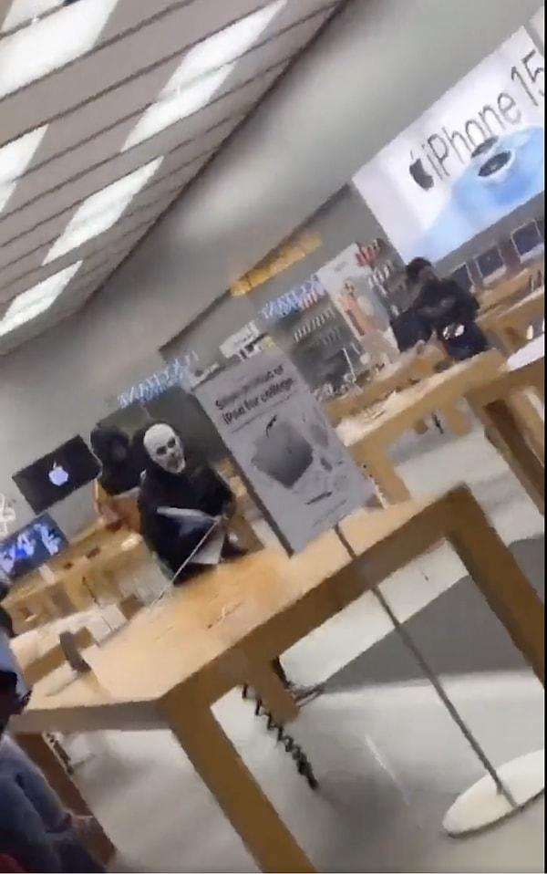 Maskeli şahıslardan oluşan grup, bir Apple mağazasını ve çevrede bulunan giyim mağazalarını yağmaladı.