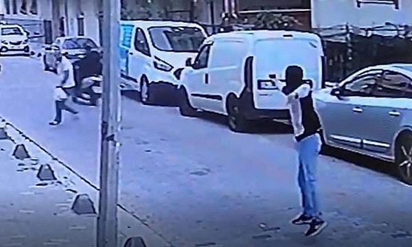 İstanbul’da maskeli iki kişi, bir sokaktan geçen motorlu bir kişiye silahlı saldırı gerçekleştirdi. Sokak çocuklara oynarken yaşanan saldırı sonrası motor üstündeki şahıs sırtından yaralandı.