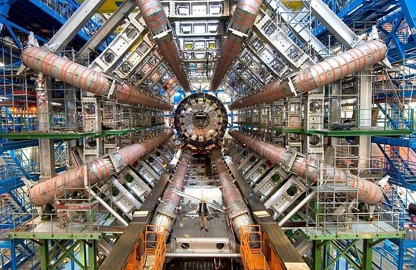 İsviçre’de bulunan Avrupa Nükleer Araştırma Merkezi (CERN), bu büyük bilmeceyi çözmek için çeşitli deneyler gerçekleştirmektedir.