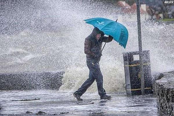 Meteoroloji Genel Müdürlüğü uyarılarının ardından İstanbul'da yağış etkili oluyor. Hafif şekilde devam eden yağış, birçok ilçede dolu,sağanak ve sel şeklinde şiddetini artırıyor.