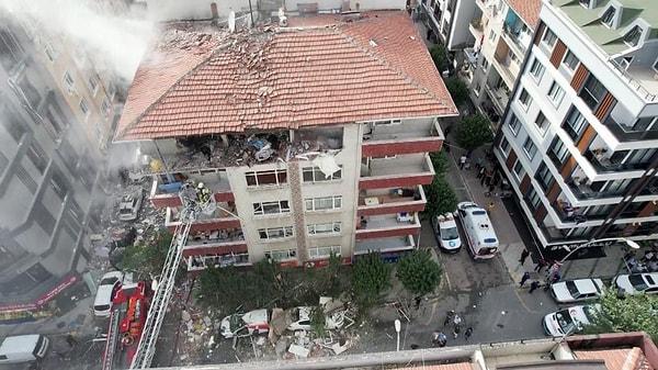 Şirinevler 7. Sokak'ta bir apartmanda yaşanan doğal gaz patlamasında 2 kişinin hayatını kaybetti, 3 kişi yaralandı.