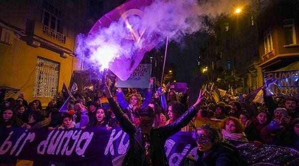 8 Mart 2021'de Taksim'de gerçekleşen Feminist Gece Yürüyüşü esnasında, 17 kişi slogan attıkları gerekçesiyle gözaltına alınmıştı.
