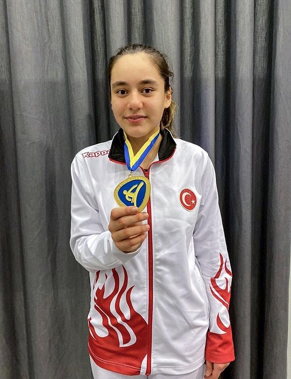 Tekvandocu Sude Yaren Uzunçavdar, Avrupa, Nafia Kuş ise hem Avrupa hem de Dünya Şampiyonası’nda altın madalya sahibi.