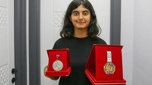 Son olarak Duru Özer, Bilgisayar Olimpiyatı’nda altın madalya alarak Türk kadınının bilişimde de “buradayım” demesine ön ayak oldu.