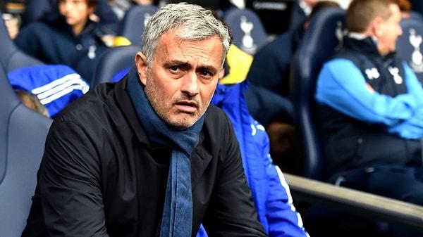 7. Otobüs şoförü hastalandıktan sonra Jose Mourinho, Chelsea takım otobüsünü park etmek zorunda kaldığı için "kaleye otobüs çekme" ifadesi kullanılmaya başlanmıştır.