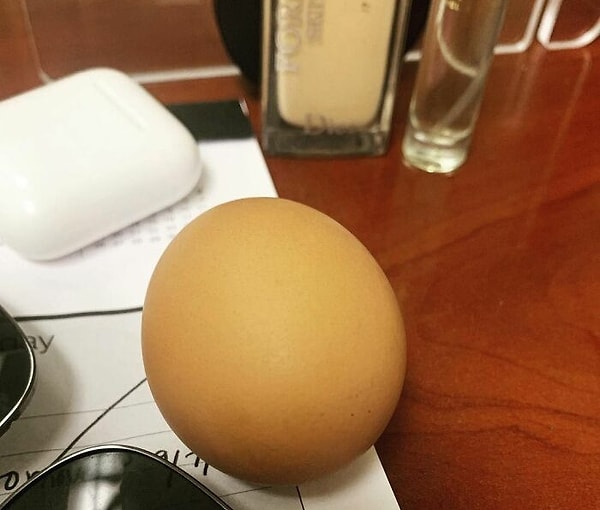 20. "Bu sabah iş için eşyalarımı aldım ve işe gittiğimde aslında makyaj süngerimi almadığımı fark ettim... Haşlanmış bir yumurta almışım!"