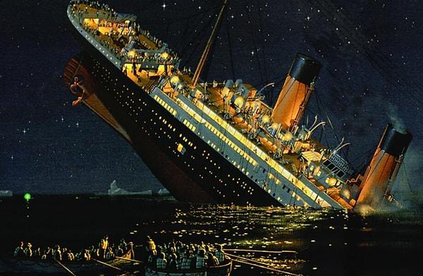 1912 yılında 'Tanrı'nın bile batıramayacağı gemi' olarak adlandırılan Titanik, bir buz dağına çarparak ağır hasar aldı arından da battı.
