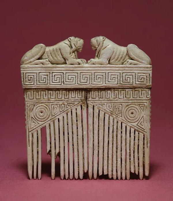 9. Antik Etrüsk medeniyetinden kalma fildişinden yapılmış saç tarağı. (M.Ö 6. Yüzyıl)