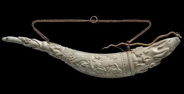 15. Hindistan'da Mughal dönemindeki fildişinden yapılmış boynuz şeklindeki barut kabı. (17. Yüzyıl)