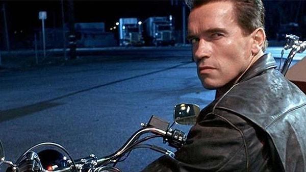 Arnold Schwarzenegger'i nasıl bilirsiniz diye sorsalar hepimiz Terminatör filmlerindeki efsanevi oyunculuğuyla biliriz deriz. Kendisi James Cameron'ın yönetmen koltuğunda oturduğu Terminatör filmiyle Hollywood'un en iyi oyuncuları arasına adını yazdırmıştı.
