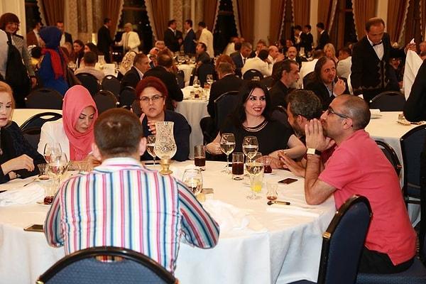 2015 ve 2016 yıllarında üst üste Adnan Oktar'ın düzenlediği iftar yemeklerine katılım gösterdiği fotoğraflar görenleri bir kez daha hayrete düşürdü.