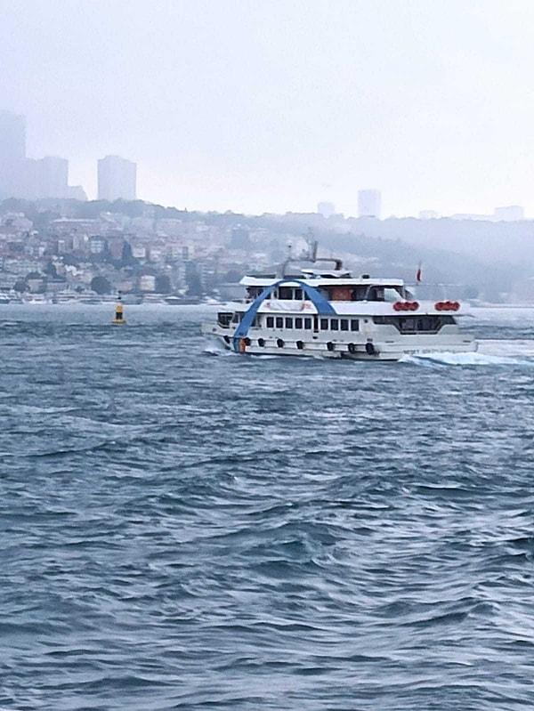 Kadıköy Limanı'ndan çıkan bu eşsiz geminin sosyal medyada paylaşılan fotoğraflarının gerçek olduğuna tanık olduk.