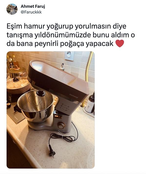 Bir Twitter kullanıcısı eşine bir yıldönümü hediyesi aldığını böyle duyurdu. Hamur yoğurucuyla yapılacak peynirli poğaçanın da reklamını yaptı.