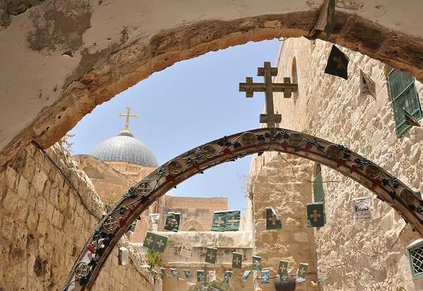 Arkeolog Jodi Magness'in teorisine göre Kudüs'teki kutsal kabir kilisesi Hz. Adem'in gömüldüğü yere bağlıdır. Teoriye göre bu konum ve Hz. İsa'nın ilk çarmıha gerildiği yer cennet bahçesinin bulunduğu yere bağlıdır.
