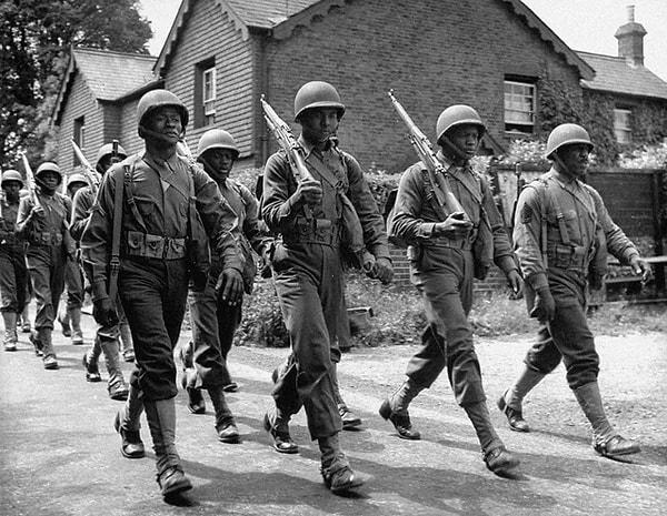 3. İkinci dünya savaşı sırasında İngiltere'ye ilk ayak basan siyahi Amerikan askerler kampa geri dönerken çekilmiş bir fotoğraf. (1942)