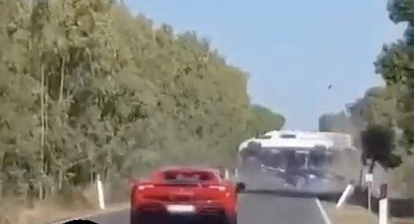 İtalya'da lüks araçların konvoyunda kaza yaşandı. Ferrari ve Lamborghini sürücülerinin karıştığı kazada 2 kişi yanarak hayatını kaybederken, 4 kişi de yaralandı.