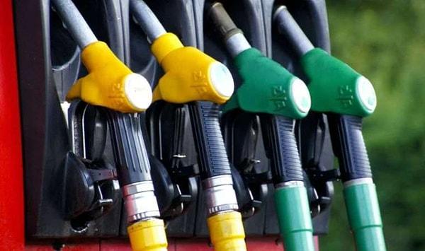 Sektör kaynaklarının verdiği bilgiye göre, bu gece yarısından itibaren geçerli olmak üzere benzinin litre fiyatına 2 lira 11 kuruş indirim gelecek.
