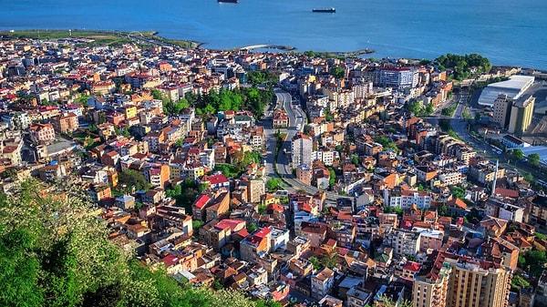 Trabzon'un deprem riski nedir? Deprem riski o depremde olabilecek olan can ve mal kaybıdır. Yani, 'Trabzon'da 6.6 büyüklüğünde bir deprem yaşanırsa o ilde yaşanabilecek olan can ve mal kaybı ne kadardır?' diye sorduğumuz zaman Trabzon'un deprem riski çok büyüktür. Yani oluşabilecek olan can ve mal kaybı yüksektir. Dolayısıyla Trabzon'daki bu plaj bölgelerinde kuzeydeki sahil kesimdeki yerlerde muhakkak suretle haritaya ek olarak yerel zemin etüt çalışmalarının yapılması gerekir" dedi.