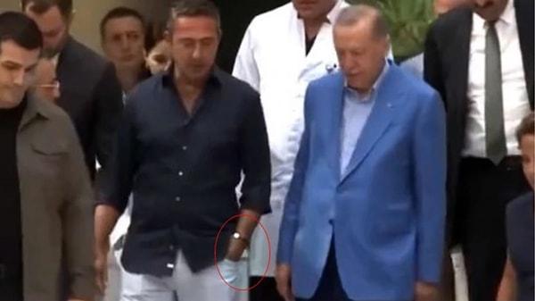Ali Koç'un Cumhurbaşkanı Recep Tayyip Erdoğan'ın yanında elleri cebinde yürümesi sosyal medyada gündem olmuştu.