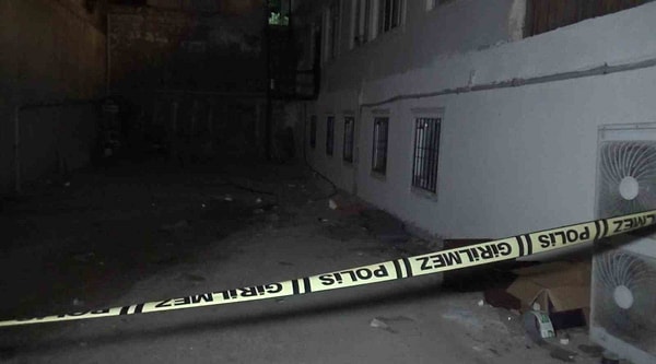 Olay, Gaziantep’in Şahinbey ilçesi Güneykent Mahallesi Üniversite Bulvarı'nda bulunan bir apartmanda meydana geldi.