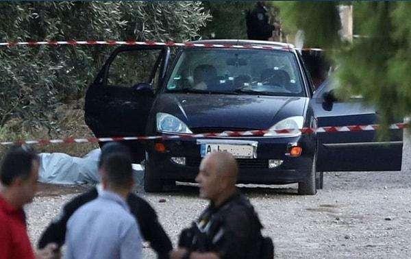 Yunanistan’ın çok okunan gazetelerinden Ta Nea, suikastın öncesinde olanları ve suikastın detaylarını paylaştı. Polis soruşturmasının devam ettiği olayda, 6 Türk’ün ölümüne sebep olan kişinin aslında bu çete üyelerini bir tuzağa sürüklediği ortaya çıktı.